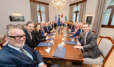 El gobernador Orrego recibió a embajadores europeos en Casa de Gobierno