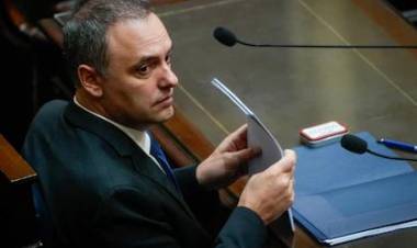 Con el respaldo de Javier Milei, Manuel Adorni se cruzó con la oposición en el Congreso y desafió: “No voy a renunciar”