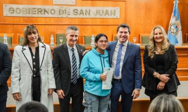 Orrego encabezó una entrega de audífonos y anteojos que transforma la vida cotidiana de las familias