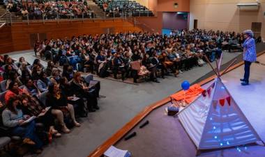 La lectura de cuentos fue protagonista de una nueva jornada de formación docente