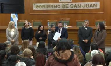 Orrego entregó escrituras y reafirmó el compromiso de avanzar con la regularización dominial en San Juan