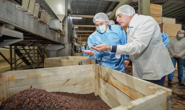 Orrego visitó Frutandina, una de las principales exportadoras de pasas de San Juan