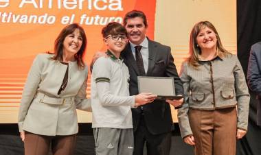 Orrego encabezó la entrega de computadoras para estudiantes de secundarias estatales de Capital