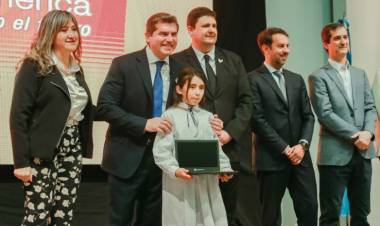 Más de 2.700 estudiantes de cuatro departamentos recibieron sus computadoras