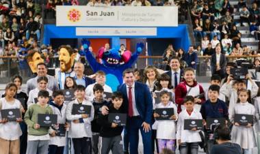 El gobernador Orrego encabezó la entrega de netbook a todos los estudiantes de 5to grado de Rawson