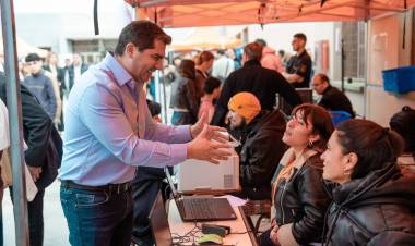 Orrego recorrió San Juan Cerca en Rawson, con servicios y trámites para las familias