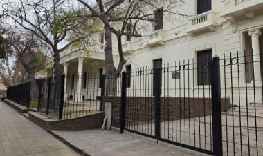 Así quedó la fachada histórica del Hospital Rawson tras su restauración