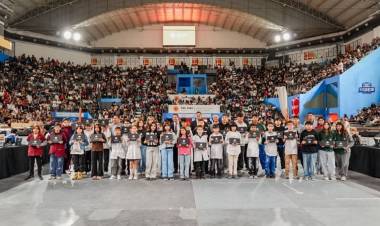 El gobernador Orrego entregó casi 1.400 computadoras a estudiantes de tres departamentos