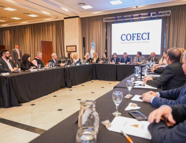 Orrego presenció reuniones de entidades nacionales clave para mejorar el comercio y consumo