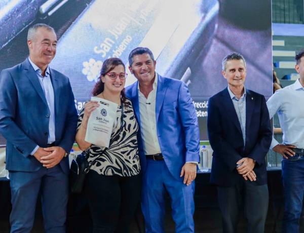 El gobernador Orrego participó de la entrega de anteojos y elementos para la salud ocular y auditiva