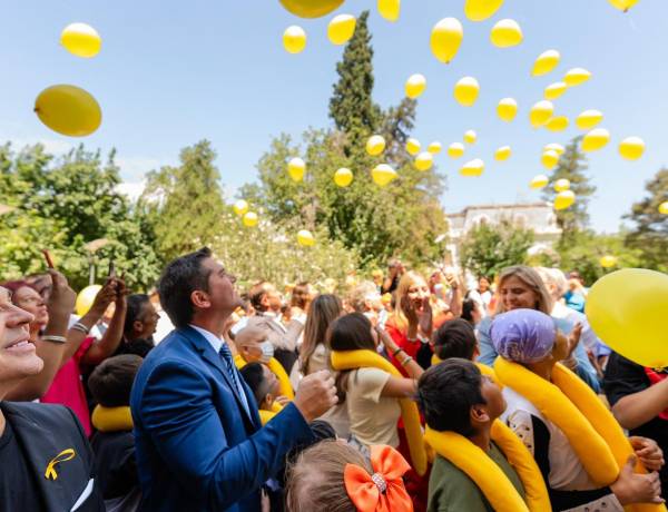 El Gobernador Orrego acompañó la suelta de globos por el Día de la Lucha contra el Cáncer Infantil