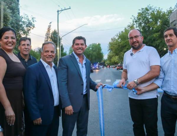 En Rivadavia, Orrego habilitó un nuevo asfalto y anunció una doble vía para descomprimir Avenida Libertador