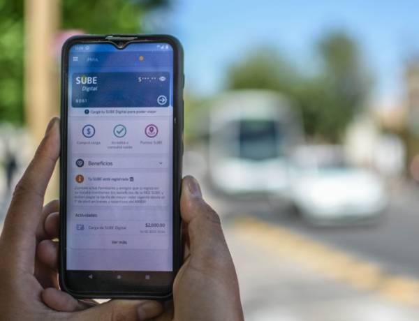 Detallan los pasos para acceder a reintegros al pagar el colectivo con el celular
