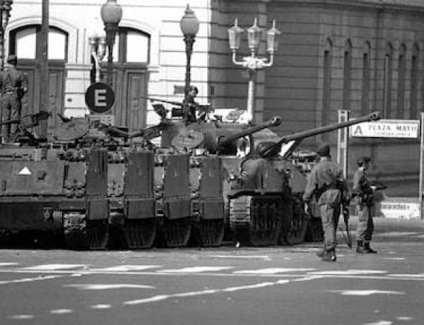 Vivir el golpe: el ruido de la calle y el humor social de un país que se despertó “bajo el control operacional de la Junta Militar”