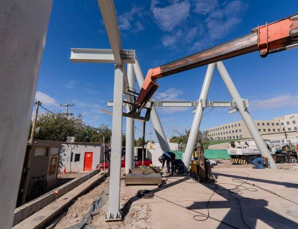 Los nuevos Consultorios Externos del Hospital Rawson ya toman forma: comenzó el montaje de la estructura principal