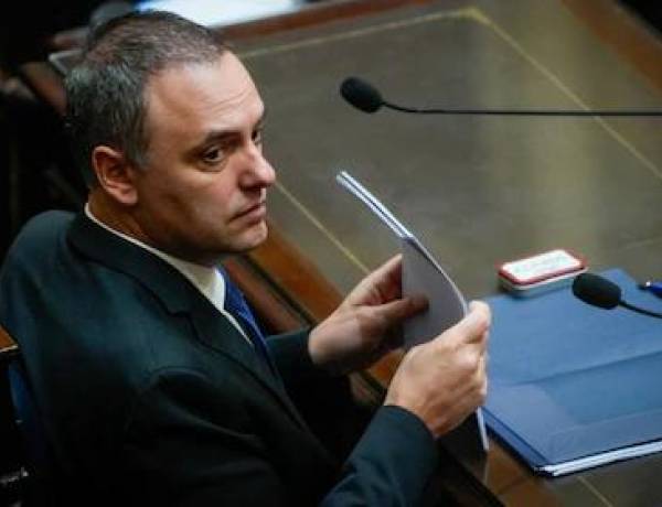 Con el respaldo de Javier Milei, Manuel Adorni se cruzó con la oposición en el Congreso y desafió: “No voy a renunciar”
