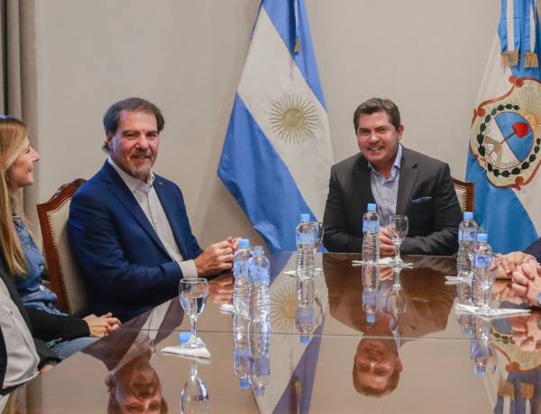 El gobernador Orrego recibió al economista Claudio Zuchovicki  