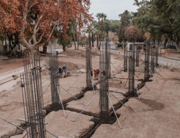 El nuevo puente del lago del Parque de Mayo empieza a tomar forma