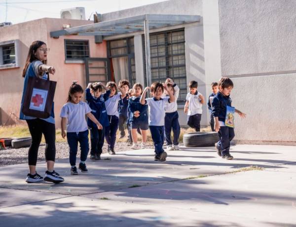 La prevención sísmica en las escuelas suma ahora a las familias
