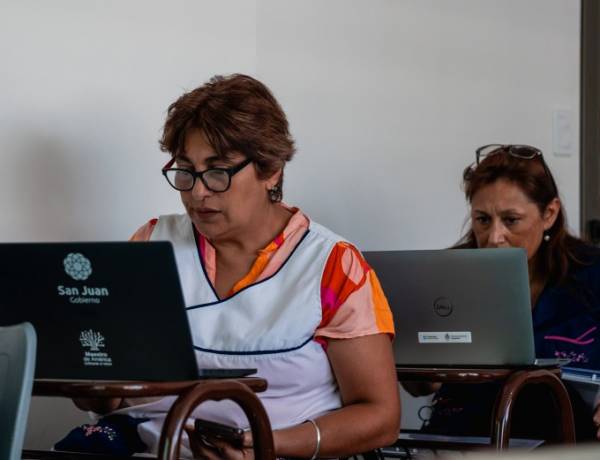Docentes que recibieron notebooks se capacitaron en inteligencia artificial