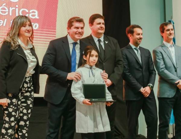 Más de 2.700 estudiantes de cuatro departamentos recibieron sus computadoras