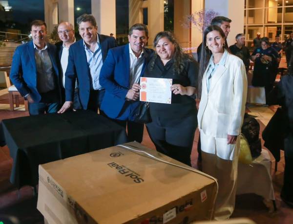 Impulso al trabajo en San Juan: Orrego entregó 640 certificados y herramientas para proyectos de autoempleo 