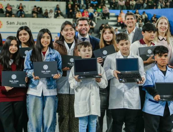 Orrego entregó computadoras a estudiantes y el programa ya alcanzó a 12.914 alumnos en San Juan