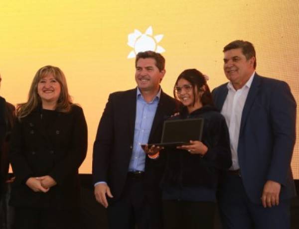 Más de 14.000 estudiantes y docentes ya recibieron sus computadoras en la provincia