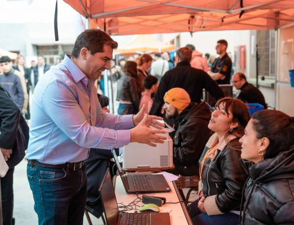 Orrego recorrió San Juan Cerca en Rawson, con servicios y trámites para las familias
