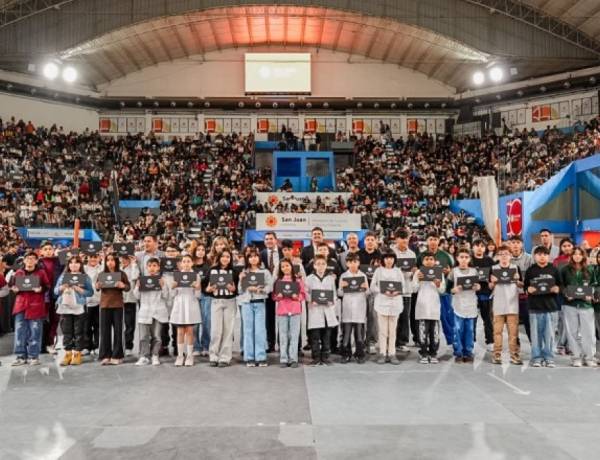 El gobernador Orrego entregó casi 1.400 computadoras a estudiantes de tres departamentos