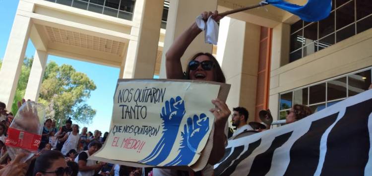 Docentes Autoconvocados en el Centro Cívico. No se van hasta que las autoridades los reciban. Por Sueldo Dignos…!!!