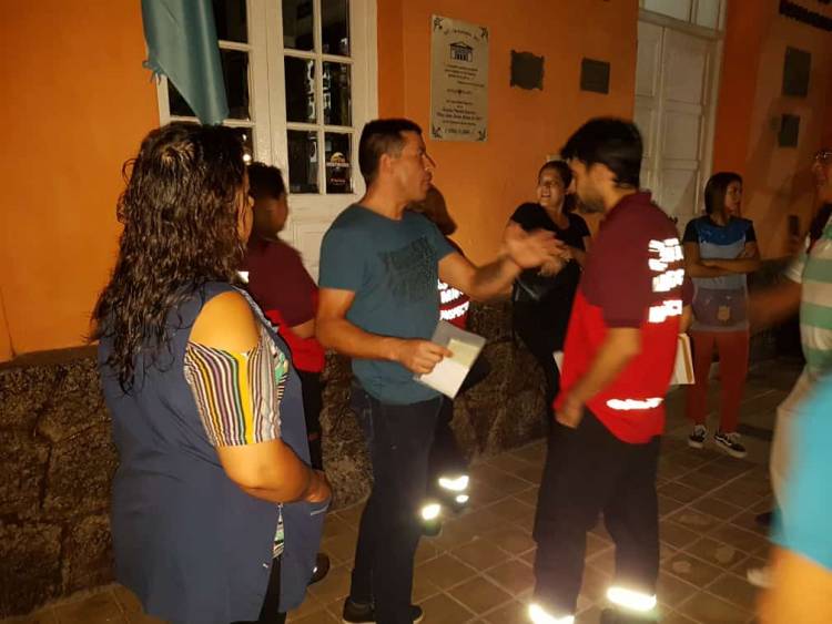 Docentes Autoconvocados: Inspectores de Transito (¿¿??) Tratan de impedir la salida de las movilidades hacia capital para participar de la manifestación por un sueldo digno