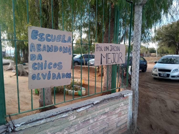 Niquivil Escuela Agustín Gascón: Padres tomaron la escuela y la policía los quiere detener