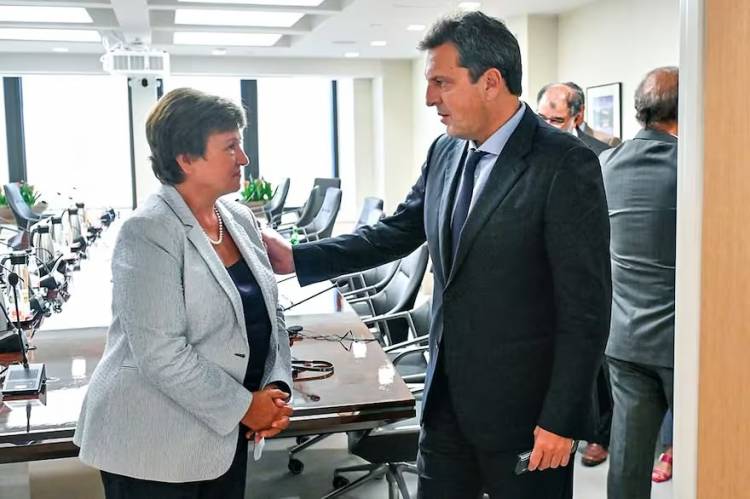 El Fondo pidió un ajuste en salarios públicos y jubilaciones, y remarcó que hay que subir las tarifas