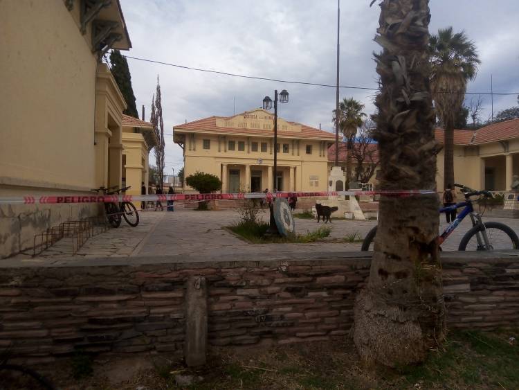Escuela Normal de Jáchal: “Tenemos dos aulas clausuradas porque están asentadas, tenemos problemas de cañerías, desprendimiento de mampostería y caída de tejas”