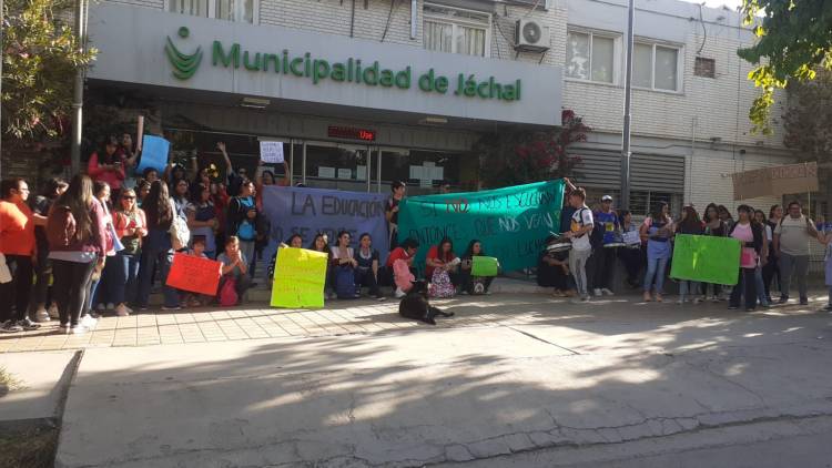 Escuela Normal de Jáchal: Los alumnos se manifestaron en marcha por calles céntricas del departamento