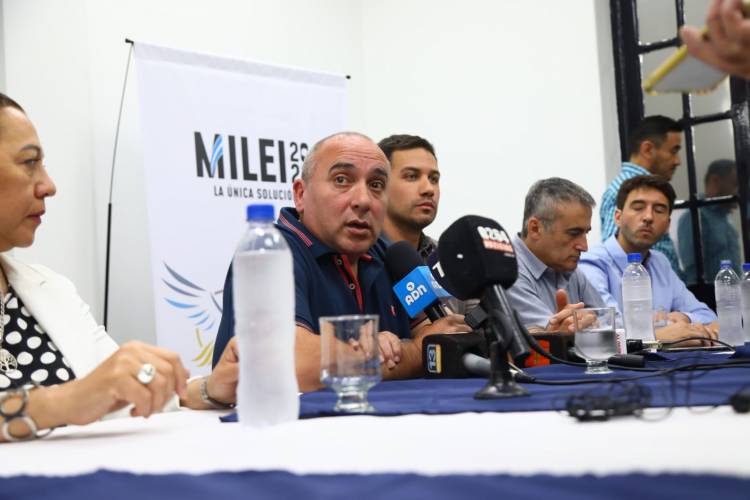 Legisladores Libertarios electos, José Peluc: “Lo que tengo para decirle a Juntos por el Cambio en San Juan, ya se los he dicho, pero otra cosa es la gente de Patricia Bullrich. En la vida hay que ser blanco o negro, grises no.”
