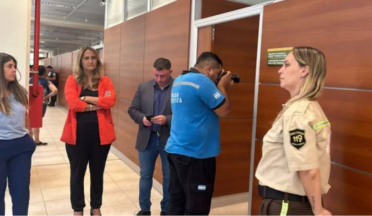Denuncian a ex funcionaria que destruyó documentación: "estamos limpiando la oficina para la nueva jefa"