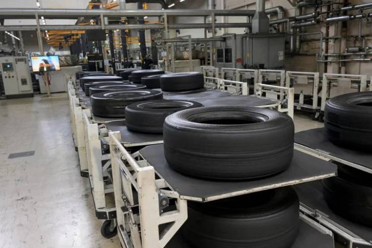 ¿”Mejores precios”?: el gobierno baja impuestos a la importación de heladoras, lavarropas, neumáticos e insumos plásticos
