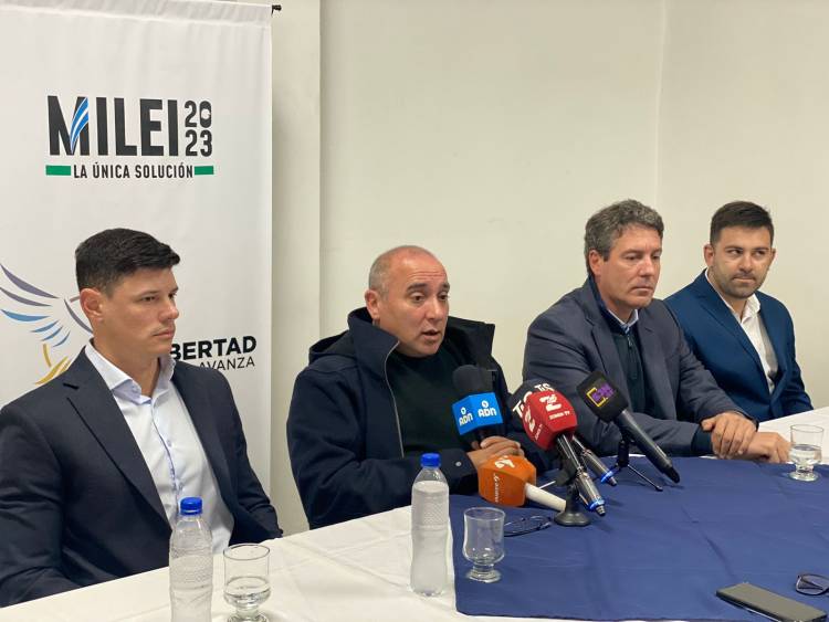 En conferencia de prensa el Senador Bruno Olivera (LLA), renunció al aumento de sueldo