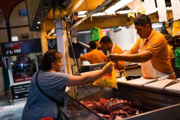 Una familia tipo necesitó ganar en abril 828.158 pesos para no ser pobre