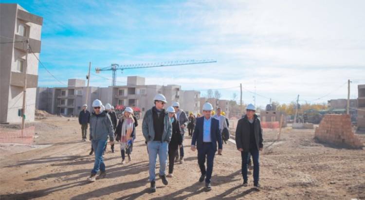 El Gobernador Orrego recorrió un barrio clave de Capital que ya tiene el 70 por ciento de avance de obra