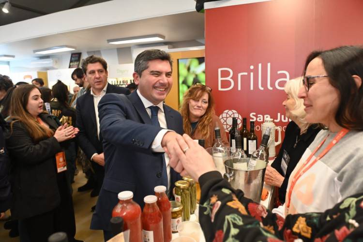 Orrego visitó el stand de San Juan en la Expo de La Rural