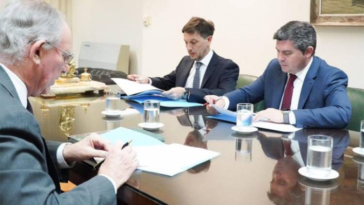 El Gobernador Orrego firmó un convenio con SEGEMAR y la Secretaría de Minería
