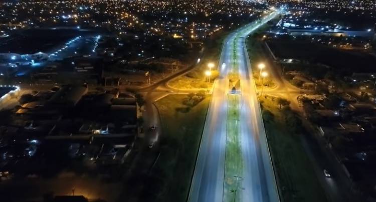 Ahorro en iluminación: colocarán paneles solares en toda la Circunvalación