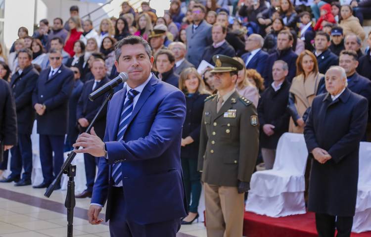 Orrego presenció el relevo de la Guardia de Honor de la Bandera Ciudadana