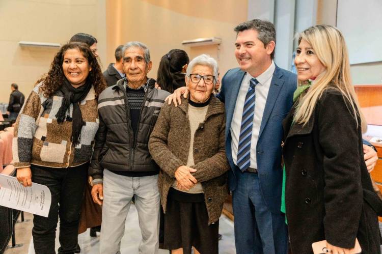 El gobernador entregó 137 escrituras a vecinos de 7 departamentos