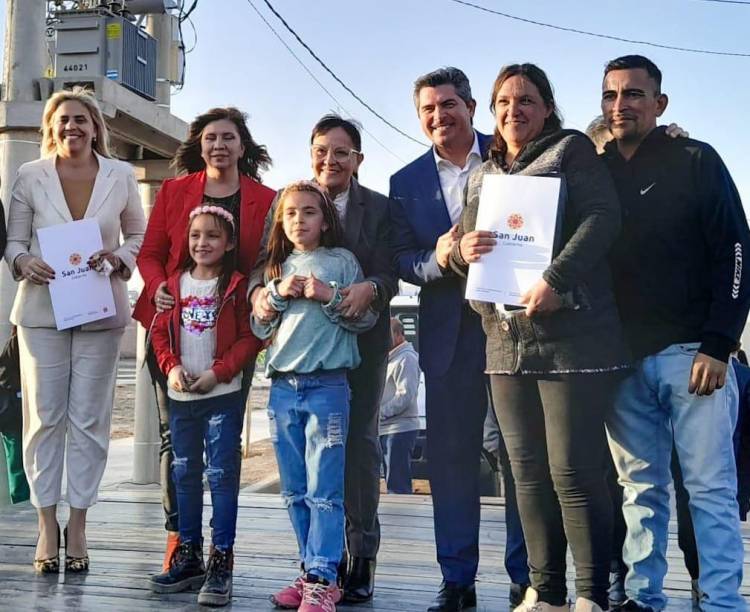 En Chimbas, 58 familias recibieron las llaves de su vivienda de manos del gobernador Orrego