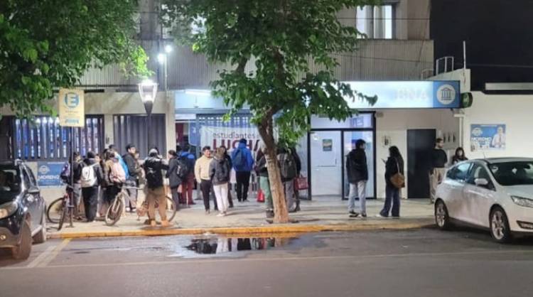 Tras la votación en Diputados que confirmó el veto de Milei, estudiantes se agruparon en la Facultad de Filosofía