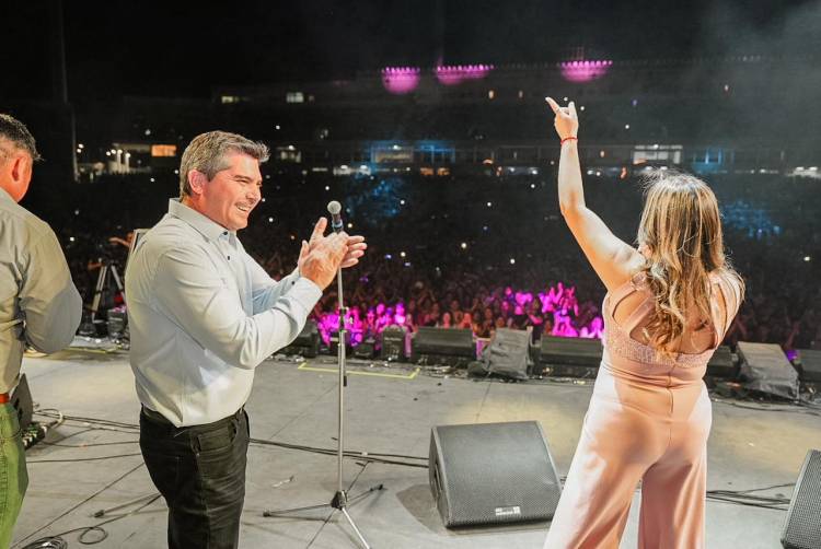 El Gobernador Orrego cantó junto a Giselle Aldeco en el cierre Fiesta Nacional del Sol 2024